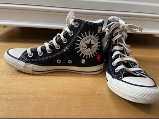 Converse Negras Flores de segunda mano por 60 EUR en Colonia Pablo Iglesias  en WALLAPOP