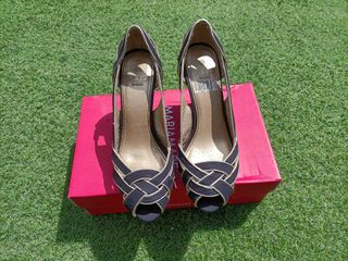 Zapatos de tacón negro y dorado (Corte Inglés) de segunda mano por 25 EUR  en El Puerto de Santa María en WALLAPOP