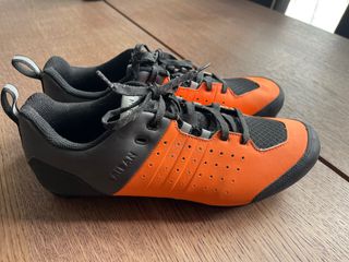 ZAPATILLAS CICLISMO GRAVEL Y CARRETERA CORDONES de segunda mano por 40 EUR  en Getafe en WALLAPOP
