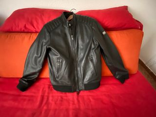 Cazadora de cuero Hackett edición Aston Martin de segunda mano por 350 EUR  en Madrid en WALLAPOP