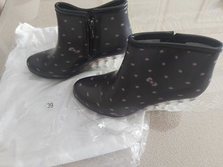 Botas de agua con cuña n°39 de segunda mano por 15 EUR en Sevilla en  WALLAPOP