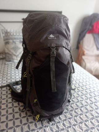 Mochila senderismo Quechua 30 litros de segunda mano por 35 EUR en Huelva  en WALLAPOP