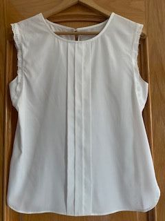 Blusa en crep marfil con encajes en mangas