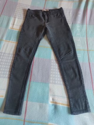 Pantalon mujer talla 38 de segunda mano por 2 EUR en San Salvador de Budiño  en WALLAPOP