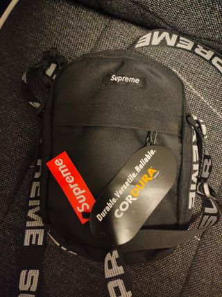 Riñonera Supreme Negra de segunda mano por 55 EUR en Madrid en WALLAPOP