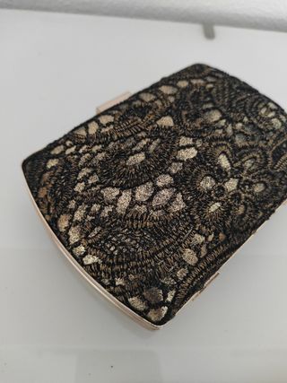 Clutch dorado. oro viejo de segunda mano por 4 EUR en Alicante en WALLAPOP