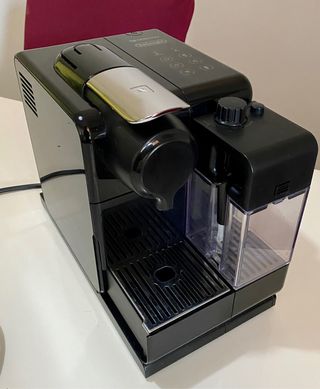 Cafetera Nespresso DeLongui Lattissima Touch de segunda mano por 90 EUR en  Barcelona en WALLAPOP
