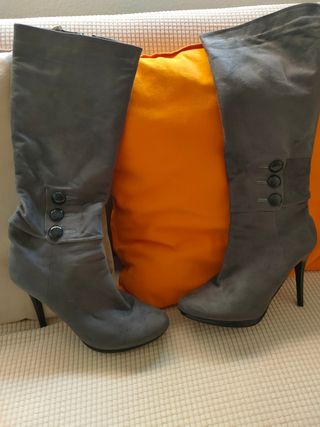 Botas de tacón color gris plomo de segunda mano por 30 EUR en Barcelona en  WALLAPOP