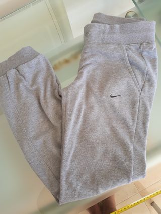 Pantalón chándal algodón Nike de segunda mano por 5 EUR en Torre de La Sal  en WALLAPOP