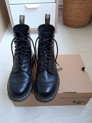 Dr. Martens talla 38 de segunda mano por 85 EUR en Barcelona en WALLAPOP