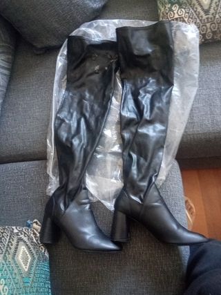 Botas Zara largas de segunda mano por 11 EUR en Pontevedra en WALLAPOP