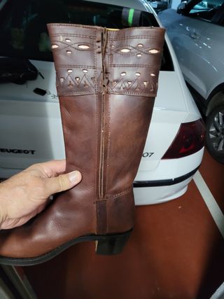 Botas camperas nuevas, sin estrenar de segunda mano por 70 EUR en Los  Tomillares en WALLAPOP