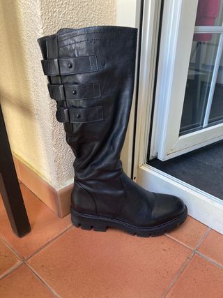 Botas altas mujer de segunda mano por 15 EUR en Majadahonda en WALLAPOP