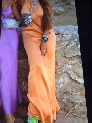 Vestido. Zara satén naranja de segunda mano por 28 EUR en Alcobendas en  WALLAPOP