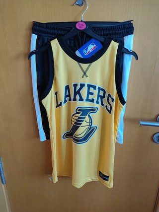 Conjunto Lakers NBA oficial Primark 11\\/12 años de segunda mano por 15 EUR  en Alicante en WALLAPOP