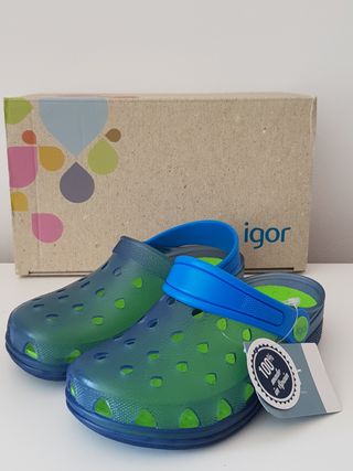 Zuecos Igor azul N° 30 y 31. Nuevos de segunda mano por 15 EUR en Arenys de  Mar en WALLAPOP