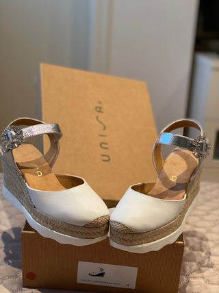 Sandalia Unisa Blanca ( nueva a estrenar) de segunda mano por 50 EUR en  Puigcerda en WALLAPOP