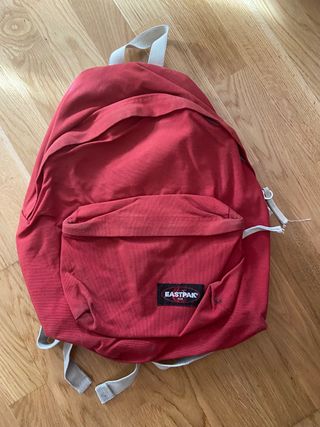 Mochila Eastpak de segunda mano por 20 EUR en Madrid en WALLAPOP