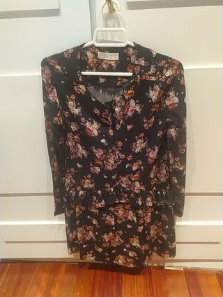 Vestido negro con flores Zara de segunda mano por 5 EUR en Madrid en  WALLAPOP