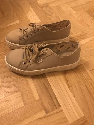 Zapatillas victoria con plataforma beige de segunda mano por 16 EUR en  Madrid en WALLAPOP