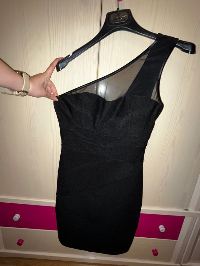 vestido negro corto ajustado