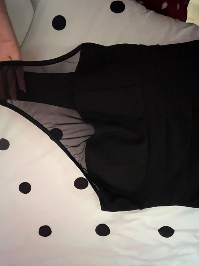 vestido negro corto ajustado