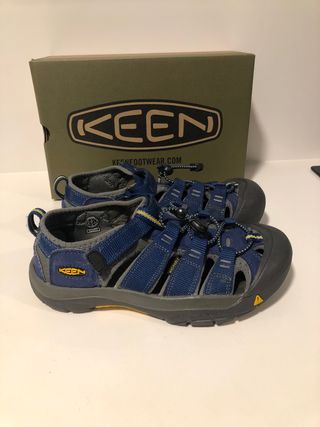 Sandalias Keen talla 35 de segunda mano por 15 EUR en Barcelona en WALLAPOP