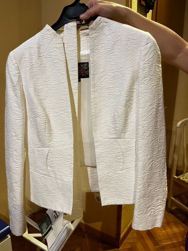 Total look chaqueta y falda blanca.