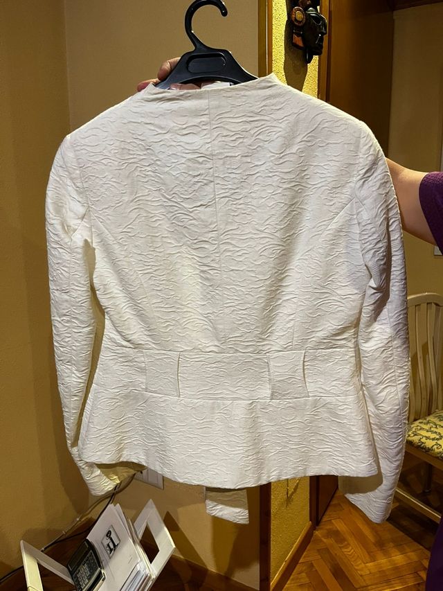 Total look chaqueta y falda blanca.