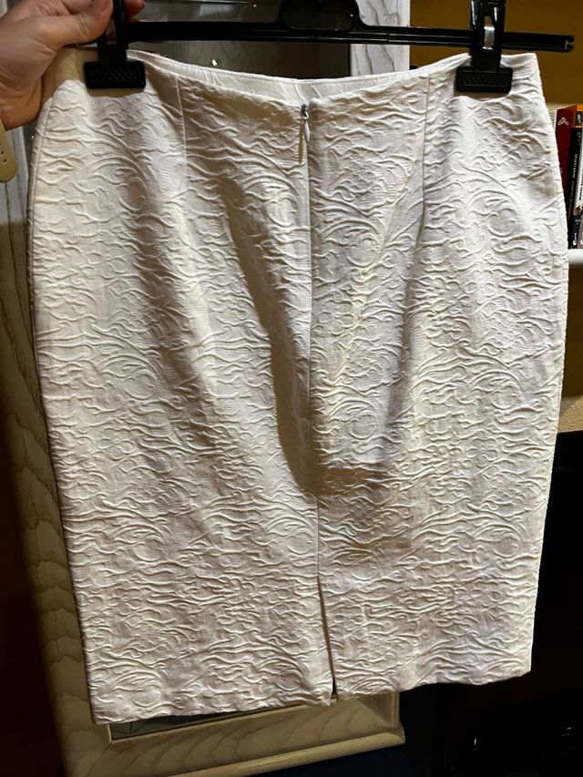 Total look chaqueta y falda blanca.