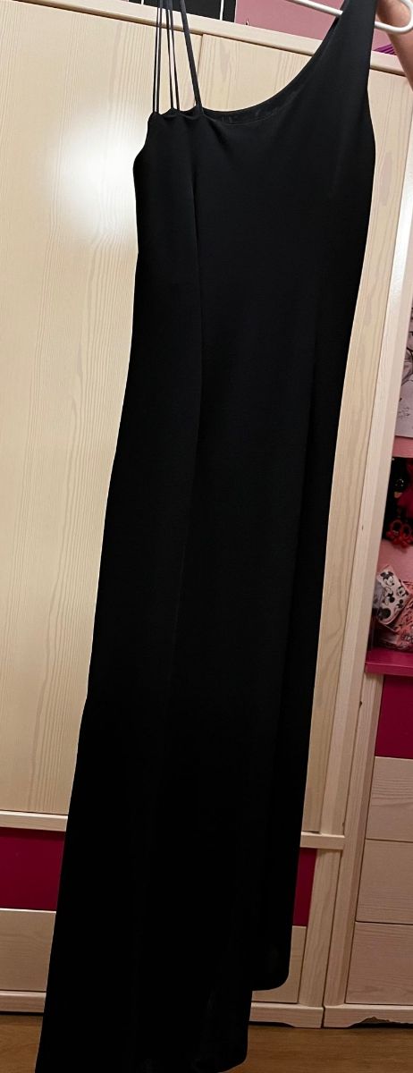 vestido negro de diseño largo.