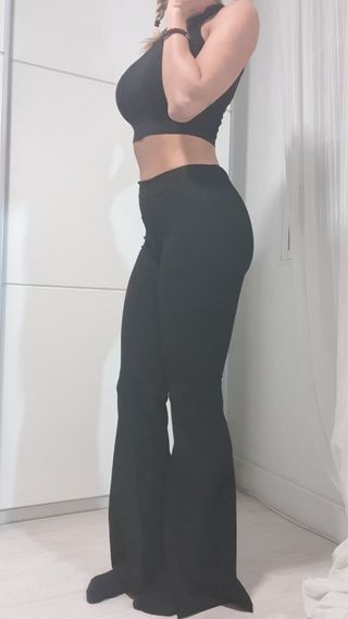 Jeans push up de color negro, de tiro medio y pitillo. Muy cómodo.