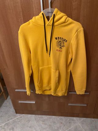 Sudadera amarilla hombre Bershka de segunda mano por 10 EUR en Poblete en  WALLAPOP