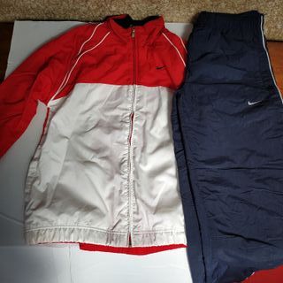 Chándal retro Nike unisex, chico y chica de segunda mano por 30 EUR en  Valladolid en WALLAPOP