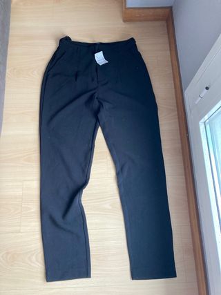 Pantalones negros talla 38 kiabi con etiqueta de segunda mano por 12 EUR en  Donostia-San Sebastián en WALLAPOP