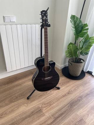 Guitarra Yamaha APX 600 black de segunda mano por 250 EUR en Barcelona en  WALLAPOP