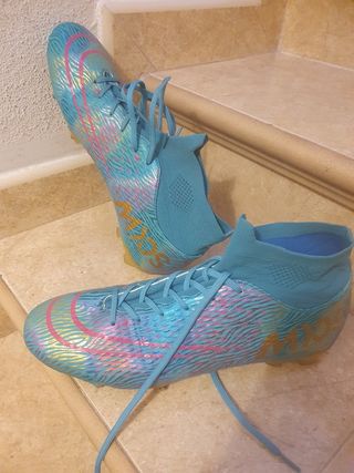BOTAS FUTBOL talla 45 de segunda mano por 40 EUR en Colmenarejo en WALLAPOP