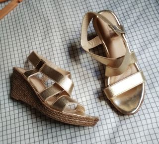 Sandalias de cuña esparto doradas talla 39 de segunda mano por 6 EUR en  Sevilla en WALLAPOP