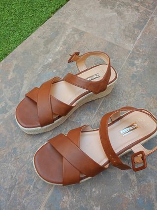 Sandalias cuña de segunda mano por 10 EUR en Sevilla en WALLAPOP