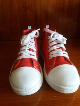 Zapatillas botas rojas de segunda mano por 6 EUR en Burgos en WALLAPOP
