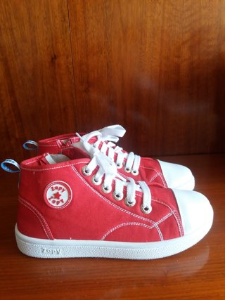 Zapatillas botas rojas de segunda mano por 6 EUR en Burgos en WALLAPOP