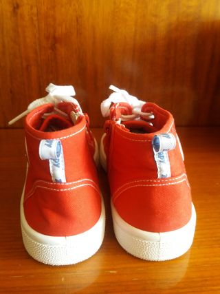 Zapatillas botas rojas de segunda mano por 6 EUR en Burgos en WALLAPOP