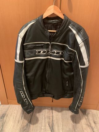 Chaqueta piel moto de segunda mano por 60 EUR en Cerdanyola del Vallès en  WALLAPOP
