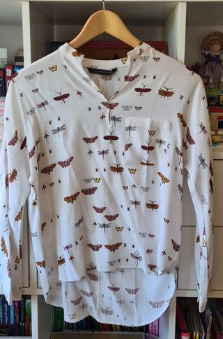 Camisa mariposas Zara de segunda mano por 3 EUR en Madrid en WALLAPOP
