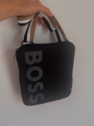 Bandolera Hugo Boss hombre de segunda mano por 30 EUR en Nueva Andalucia en  WALLAPOP