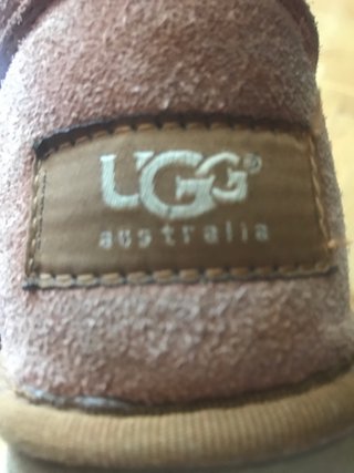 Botas UGG Chica de segunda mano por 15 EUR en Alcobendas en WALLAPOP