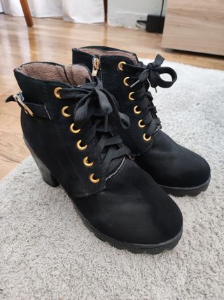Botines negros terciopelo de segunda mano por 5 EUR en Palencia en WALLAPOP