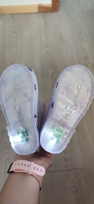 Botas de agua frozen con luz en la suela primark de segunda mano por 14 EUR  en Jaén en WALLAPOP
