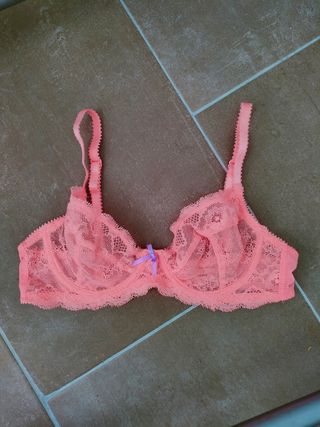 T. 85 C sujetador rosa flúor, primark sin uso de segunda mano por 4 EUR en  Eivissa-San Juan en WALLAPOP