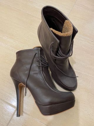 Botines marrones tacón fino de segunda mano por 9 EUR en Yuncos en WALLAPOP